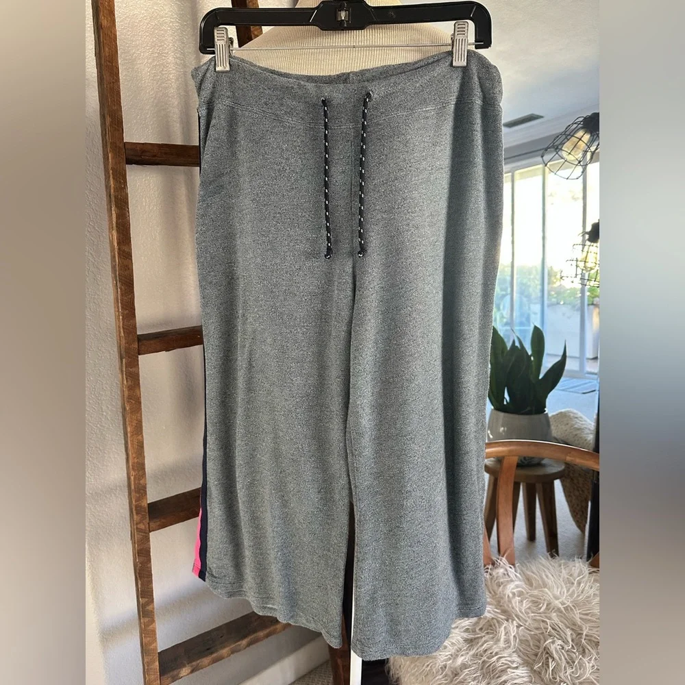 Sundry cropped sweatpants, size large (3) - Picture 13 of 13